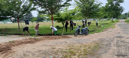 Gotong royong menyambut hari desa nasional tanggal